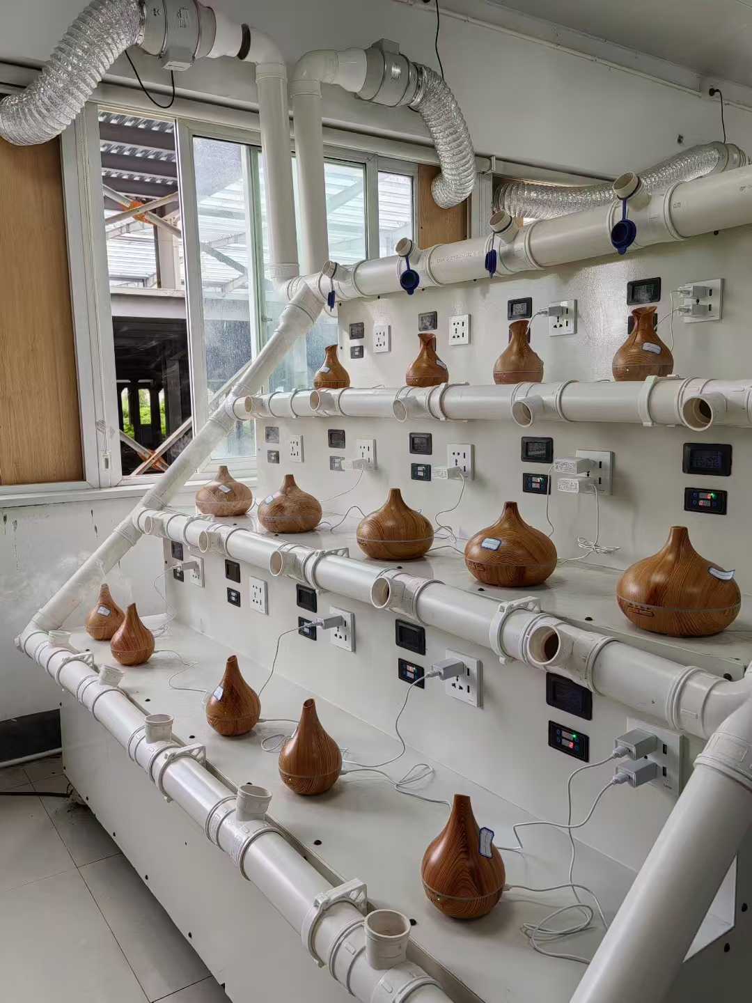 Die verouderingstoets vir die houtaromaverspreider is aan die gang